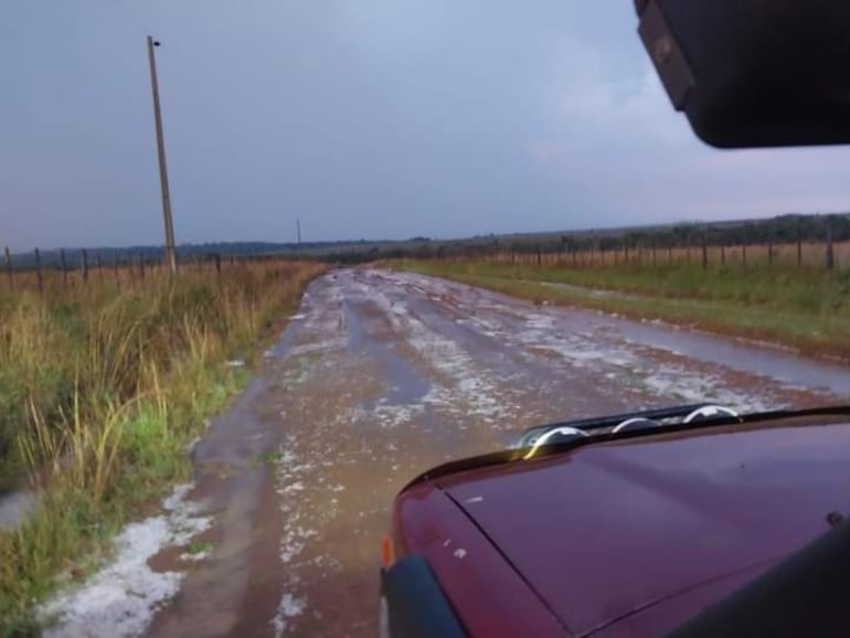 En segundos el camino vecinal que conduce a la compañía Guazu Cuá y los campos se llenaron de granizos.