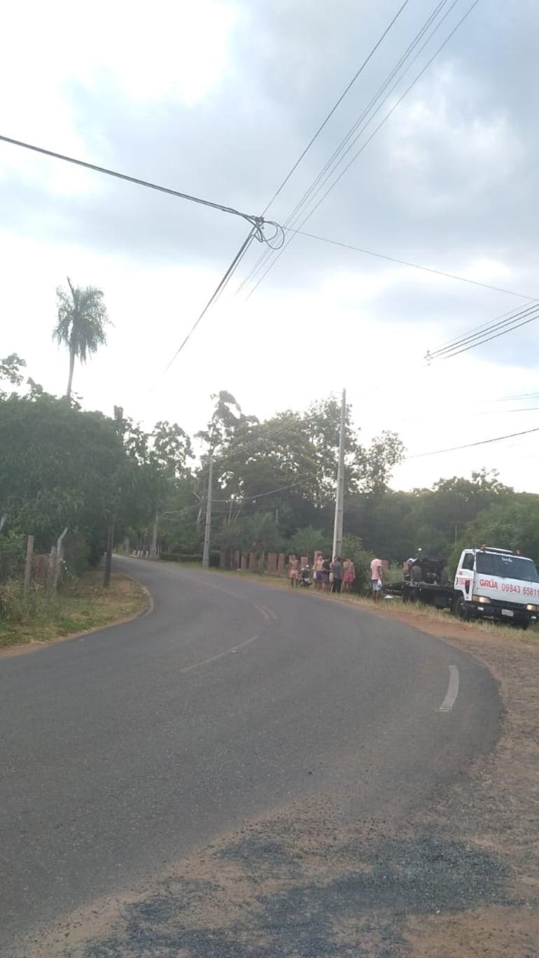 Momento en que una grúa levantó del lugar el cuaciclón, tras el accidente con derivación fatal.