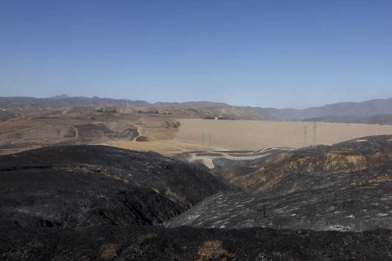 La tierra quemada se extiende en el barrio Castaic de los Ángeles, California, Estados Unidos.