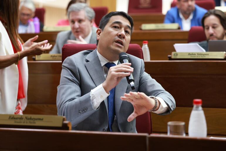 Senador liberal, Eduardo Nakayama.