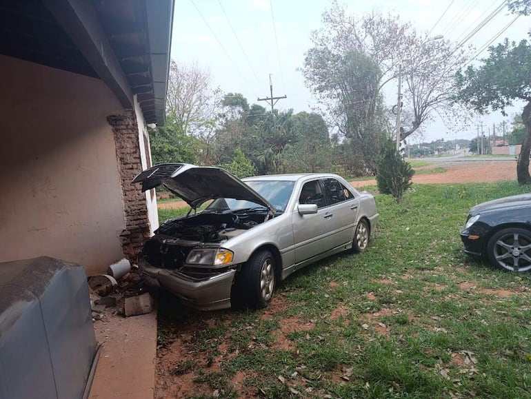 El joven Tubal Josué Bogado Paredes (22) se despistó con su vehículo salió de la ruta y fue a parar en una vivienda.