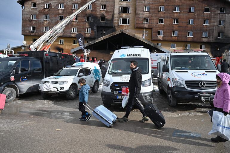 Los sobrevivientes se retiran del hotel Kartalkaya Ski Resort en Bolu, Turquía, luego del incendio. 