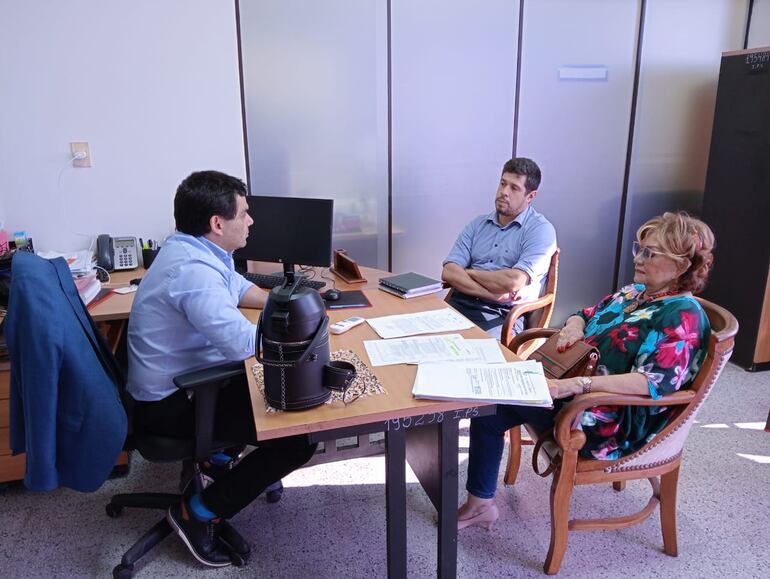 Director Jurídico del IPS, José González, con representantes de asegurados de la previsional.