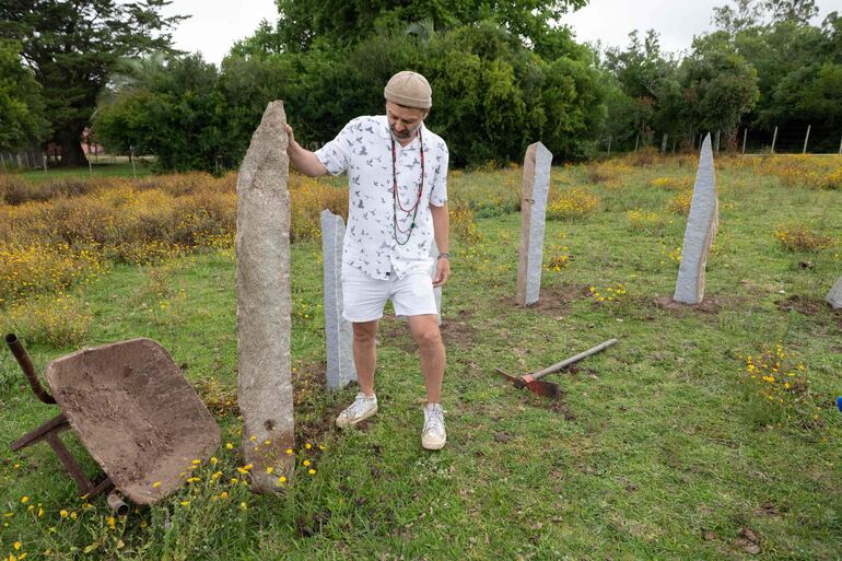 El artista uruguayo Fernando Velázquez prepara su instalación para CAMPO Artfest.