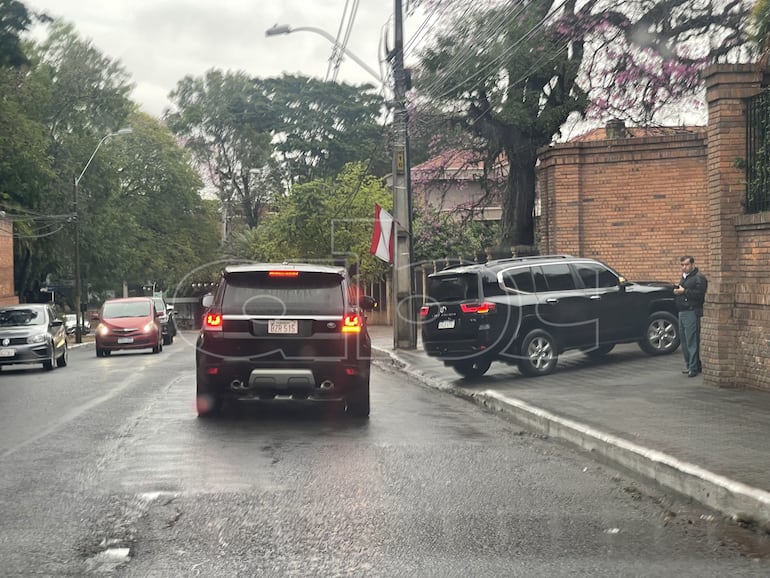 Momento en el que la comitiva de Andrónico Luksic y  sus acompañantes ingresa a la casa de Horacio Cartes, en el 2023.