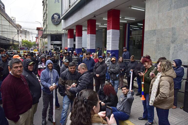 Funcionarios del MOPC se movilizaron hoy en la sede central del ministerio.