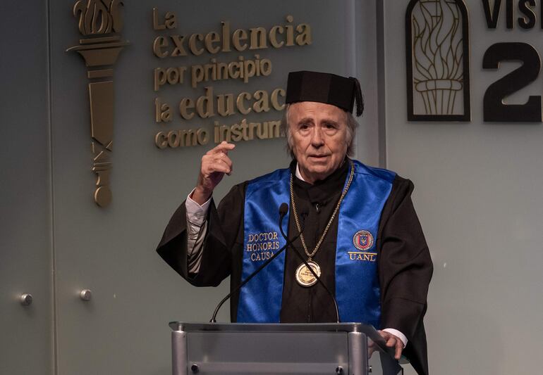 Joan Manuel Serrat recibió un doctorado Honoris Causa de la Universidad Autónoma de Nuevo León, en Monterrey (México).