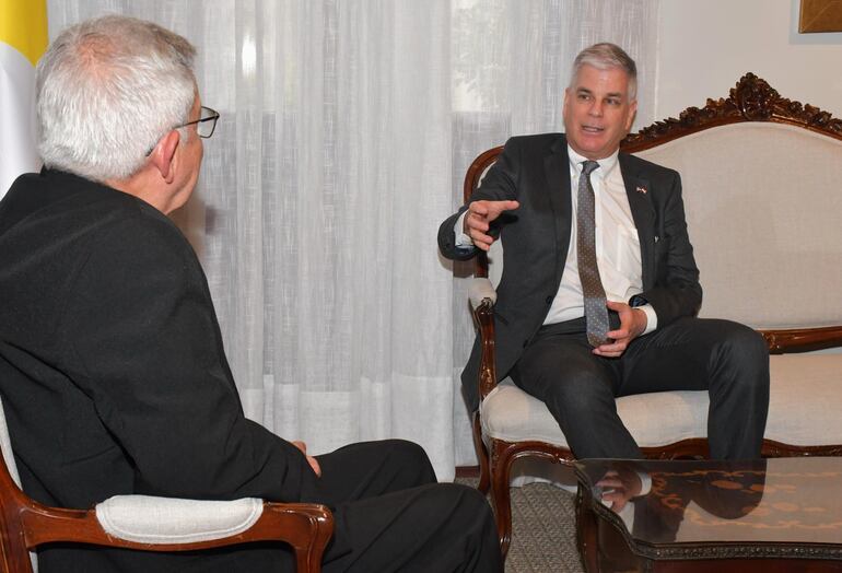 El cardenal Aldaberto Martínez y el embajador de los Estados Unidos en Paraguay, Marc Ostfield, se reunieron esta tarde, en medio de la crisis política.