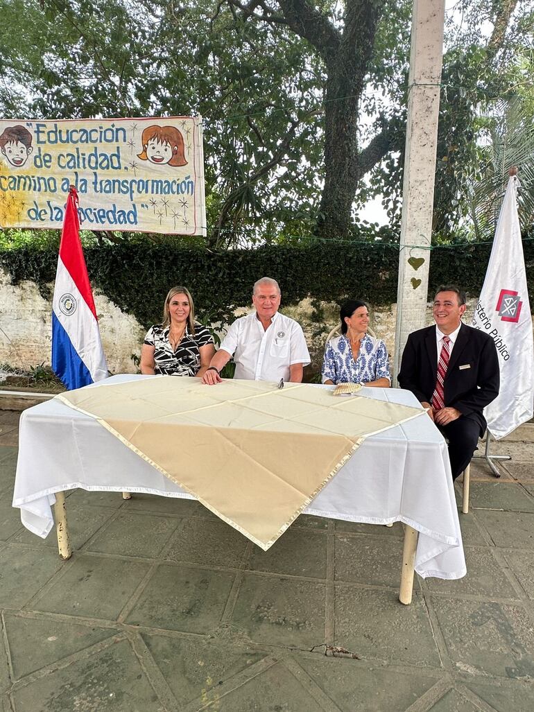 De izquierda a derecha la fiscal adjunta Nancy Salomón, el fiscal general del Estado, Emiliano Rolón, la benefactora Viviana Cervieri y el director de la escuela Olimpia Villagra, Ignacio Antolín Cáceres.