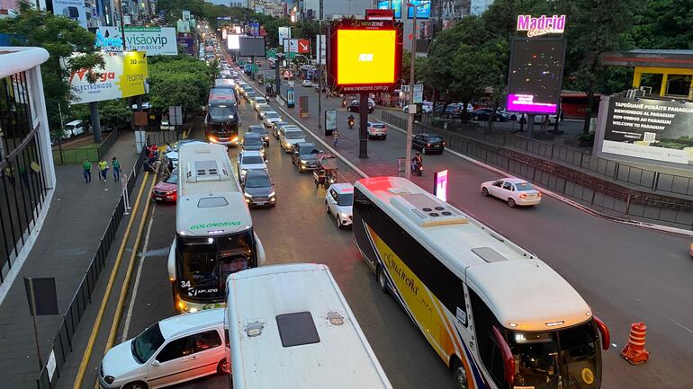 Este viernes uno 39 buses con destino al Brasil pasaron por el puente de la Amistad. 