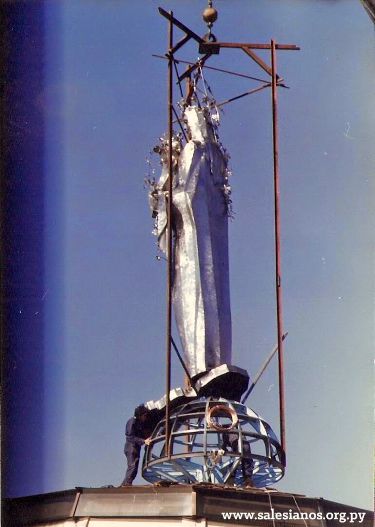 Momento de la colocación de la imponente escultura Virgen María Auxiliadora del Santuario de María Auxiliadora de Hermann Guggiari.