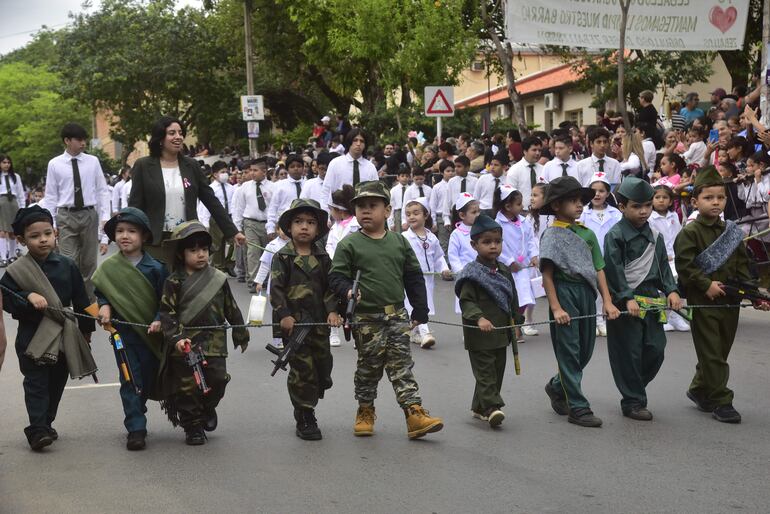 Soldados y enfermeras paraguayas de la Guerra del Chaco fueron homenajeados esta mañana en el desfile estudiantil de Zeballos Cué.