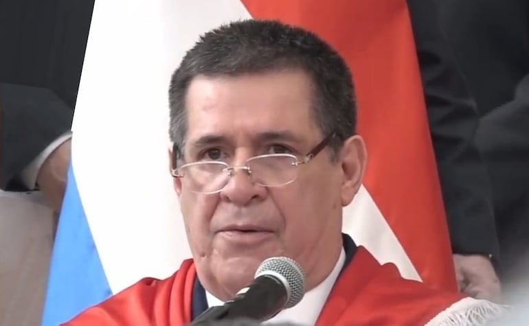 Horacio Cartes en medio del discurso por el aniversario 137 de fundación de la ANR.