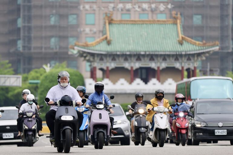 Taipei (Taiwán). Los automovilistas y motociclistas pasan por el palacio presidencial de Taiwán en Taipei, Taiwán, 22 de abril de 2024.
