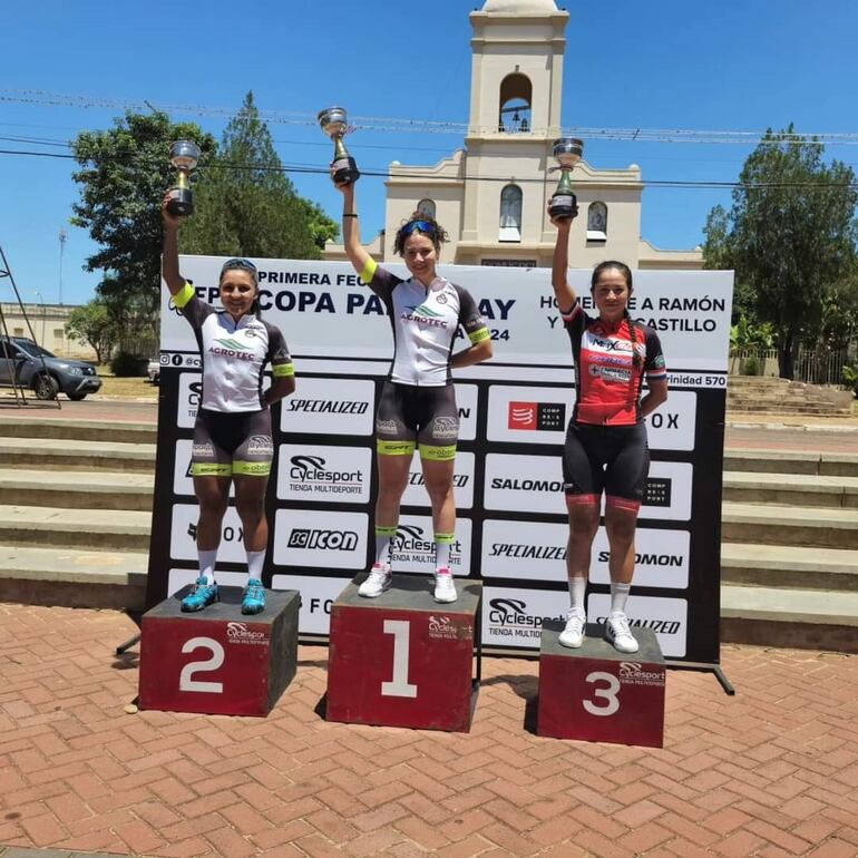 Podio de la categoría élite femenina Nancy Brizuela, Araceli Galeano y Sonia Olmedo en Arroyos.