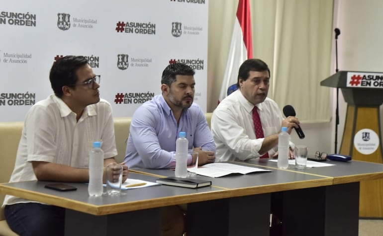 Federico Mora, jefe de gabinete de la Municipalidad (izq.), Óscar Nenecho Rodríguez, Intendente de Asunción, y Benito Torres, asesor jurídico de la Municipalidad (der.) en conferencia de prensa.