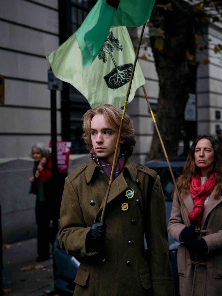 Ciudadanos marchando en Londres para exigir al gobierno británico que ponga fin a su "complicidad con la violencia genocida de Israel" y a la dependencia de combustibles fósiles, sábado 16 de noviembre de 2024 (Foto: BENJAMIN CREMEL / AFP)