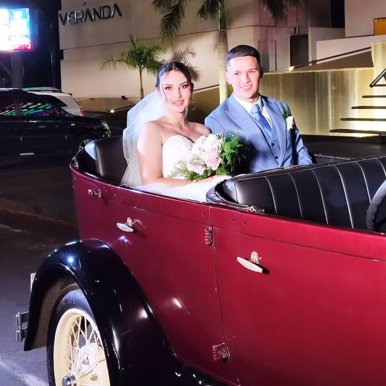 Alex Arce y Clarissa Fernández se trasladaron del templo a la fiesta de boda en un clásico Ford A modelo 1928 (Instagram/El Garage de Matheo)