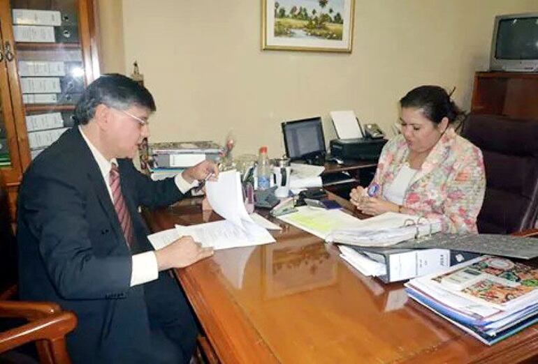 La secretaria general del Consejo de la Magistratura, Abog. Cecilia Martínez Giménez, ternada. Aparece en la foto, el camarista Oscar Rodríguez Kennedy, igualmente ternado.