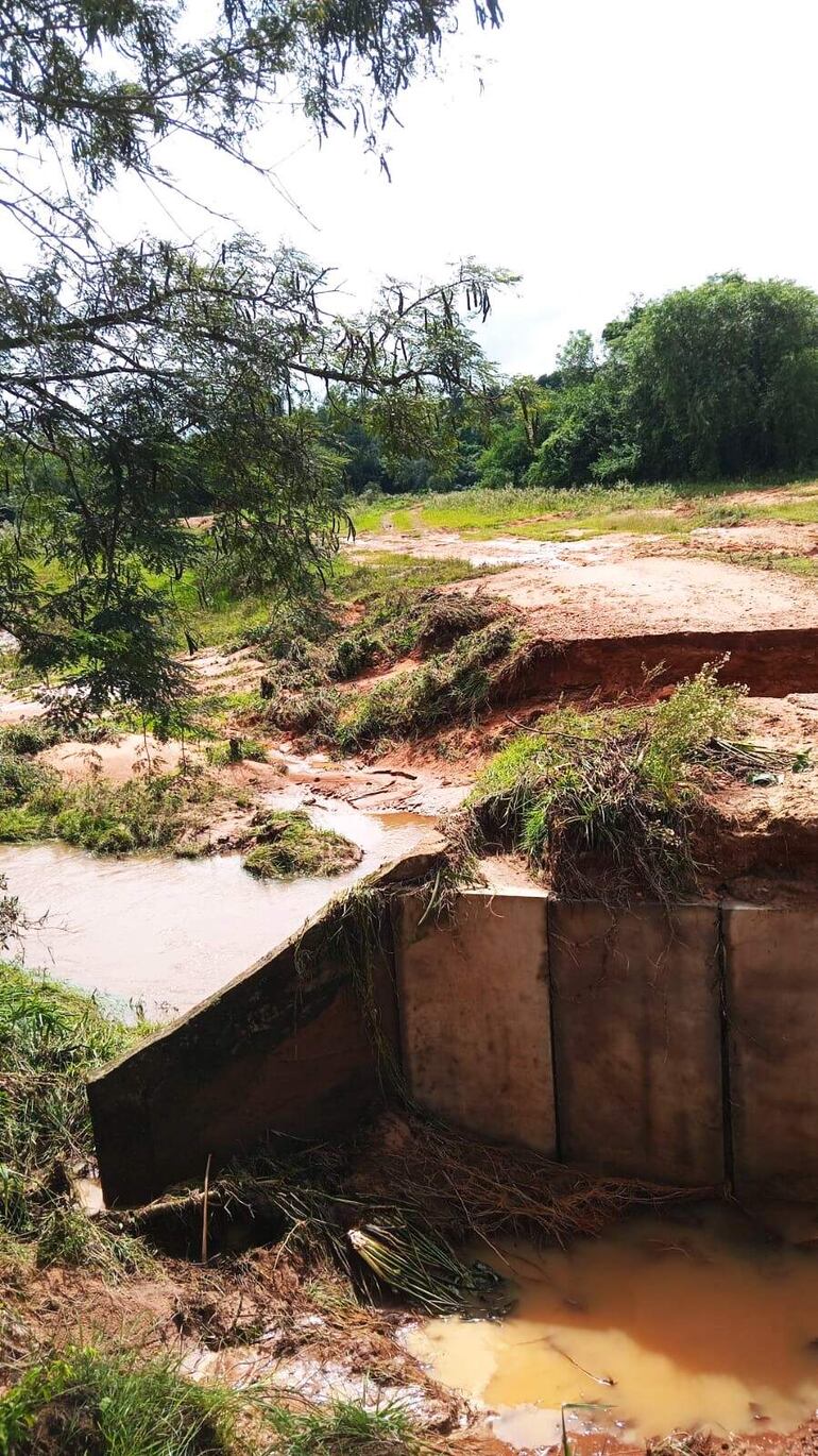 En ambas márgenes del arroyo Mbopi deben construir las aletas que eviten que las aguas lleven la base a su paso el puente.