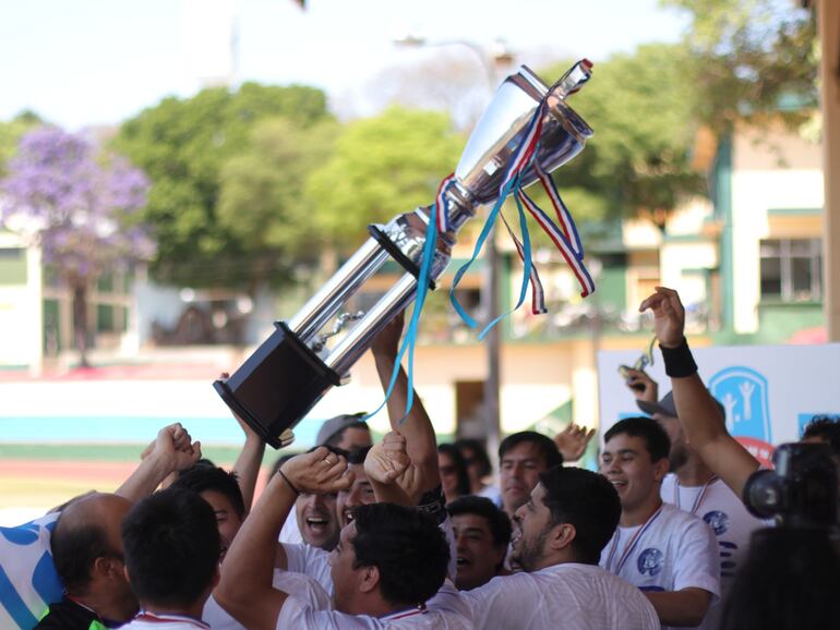 El trofeo de campeón permanece en la sede de la empresa ganadora por un año, hasta la siguiente edición, en que pasa a manos de los nuevos triunfadores y se agrega una nueva placa. De esta manera, se deja en la copa una huella de los equipos solidarios.