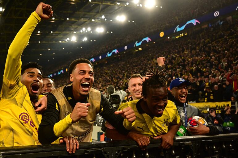 Los futbolistas del Borussia Dortmund celebra un gol en el partido frente al Atlético Madrid por la vuelta de los cuartos de final de la Liga de Campeones en el estadio Signal Iduna Park, en Dortmund, Alemania.