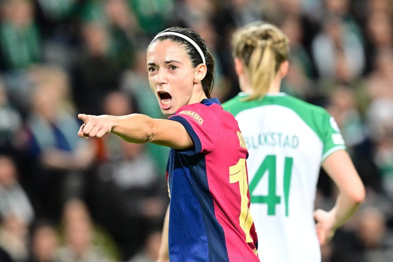 Aitana Bonmati del Barcelona celebra tras anotar el 3-0 durante el partido de fútbol de la UEFA Women's Champions League entre el Hammarby IF y el FC Barcelona en el Stockholm Arena en Estocolmo, Suecia, el 12 de diciembre de 2024.
