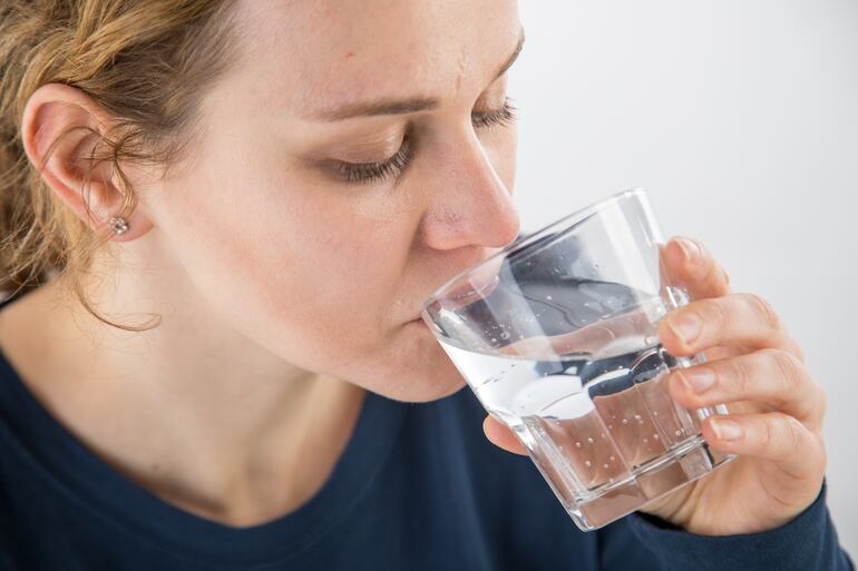 El agua es la bebida adecuada para mantenerse hidratado. 