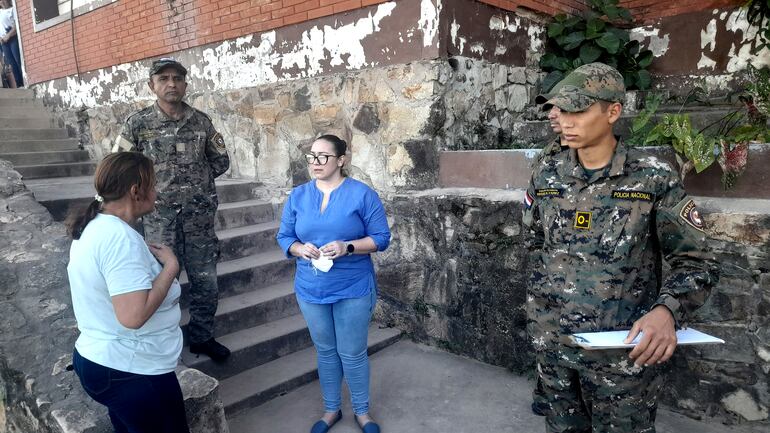 La Dra. Erma Abreu, directora del hospital conversa con la abuela de la criatura que nacio muerta en este nosocomio.