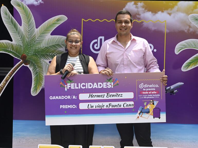 Gabriela Insfrán, en representación de Dinelco, entregó su premio a Hermes Benítez, el feliz tercer ganador de "Dinelco Te Premia".