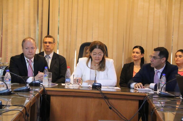 Carlos Fernández Valdovinos (i), ministro de Economía, ante la Comisión de Presupuesto de Diputados, buscando el dictamen a favor para aprobar hoy mismo la ley de Superintendencia de Pensiones y Jubilaciones.