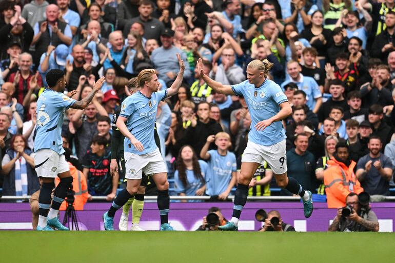 Erling Braut Haaland (24 años) festeja uno de sus goles con  Kevin de Bruyne (33), en la cuarta victoria seguida del Manchester City en la Premier League.