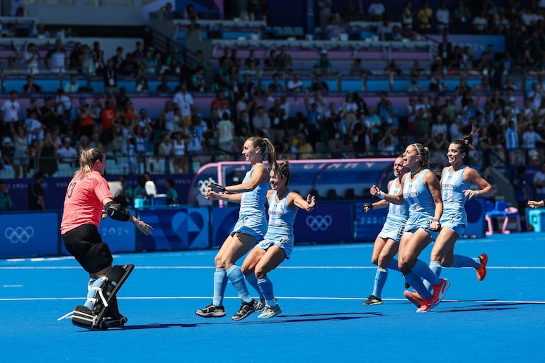 Cristina Cosentino guardameta argentina fue la gran figura en lo penales para llevar a su equipo a las semifinales de París 2024.