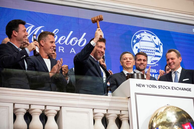 Alejandro Domínguez golpeando con el martillo la campana del New York Stock Exchange (NYSE), el pasado viernes 8 de diciembre del corriente año.