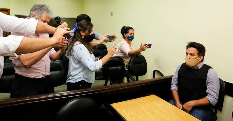 Cristian César Turrini Ayala habla con periodistas, en el Palacio de Justicia de Asunción, ayer de mañana.