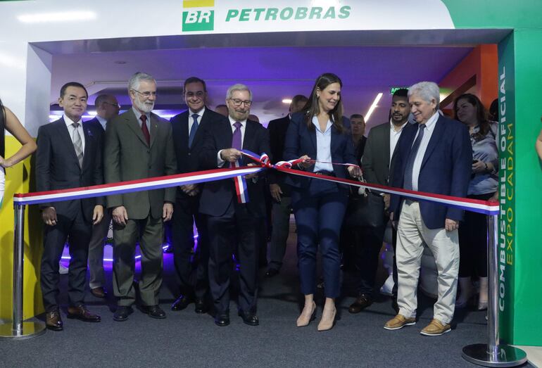 Marcelo Toyotoshi, el embajador de Brasil, José Antonio Marcondes de Carvalho, Miguel Carrizosa, Lorena Méndez, viceministra de Industria, y Víctor Servín.