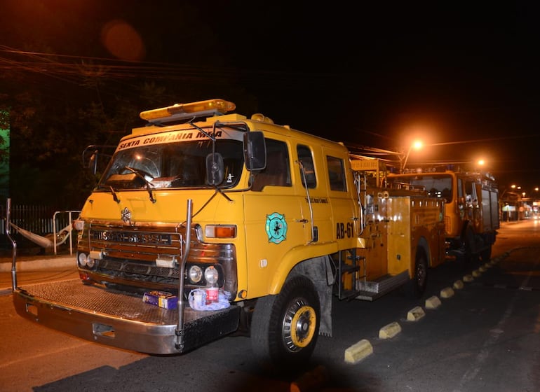 Bomberos de Mariano Roque Alonso se manifiestan con una medida de fuerza frente a la sede de la municipalidad desde la madrugada de este viernes. Este es uno de los carros que suelen usar.