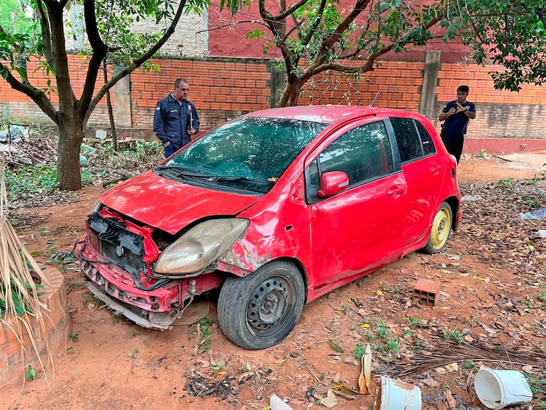 El subcomisario José Arnaldo Martínez Peña, del departamento de Investigaciones de Central, observa el automóvil usado en el asalto, que quedó abandonado en un inquilinato donde vivían Fabián Martínez Riveros y Pamela Samudio Fleyta.