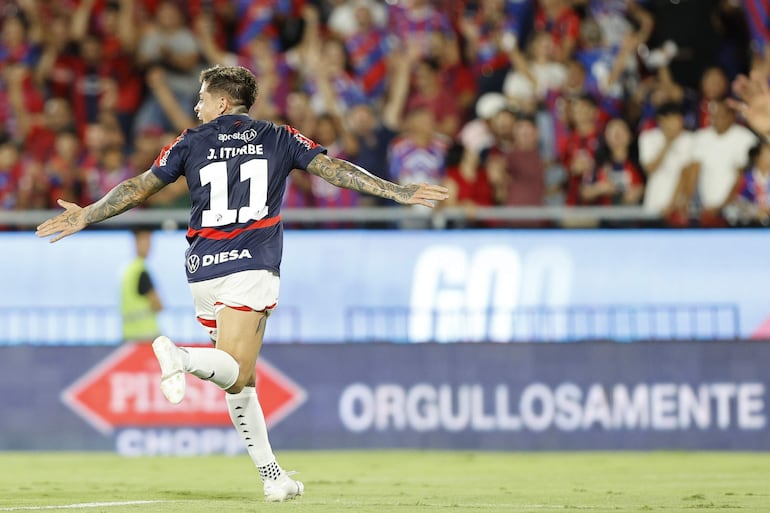 Juan Manuel Iturbe, futbolista de Cerro Porteño, celebra un gol en el partido frente a Libertad por la primera fecha del torneo Apertura 2025 del fútbol paraguayo en el estadio La Nueva Olla, en Asunción, Paraguay. 