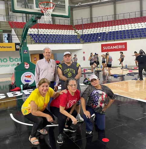 De pie, junto al vicepresidente del club, Raimundo Cabera; Miguel Ivaldi, dirigente; y sentadas Teresa Rodas, Gladys González y Marta González.