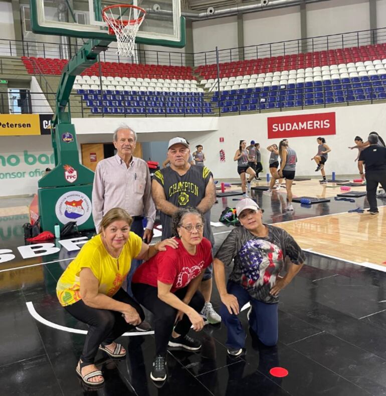 Ambiente "familiar", ayer, en la práctica de Félix Pérez en el COP Arena, con tres de las múltiples campeonas históricas de FPC (8 títulos) y los dirigentes Raimundo Cabrera y Miguel Ivaldi.
