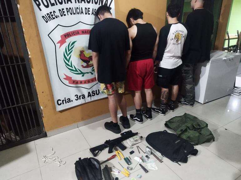 Cuatro jóvenes fueron detenidos por la Policía Nacional en Asunción.