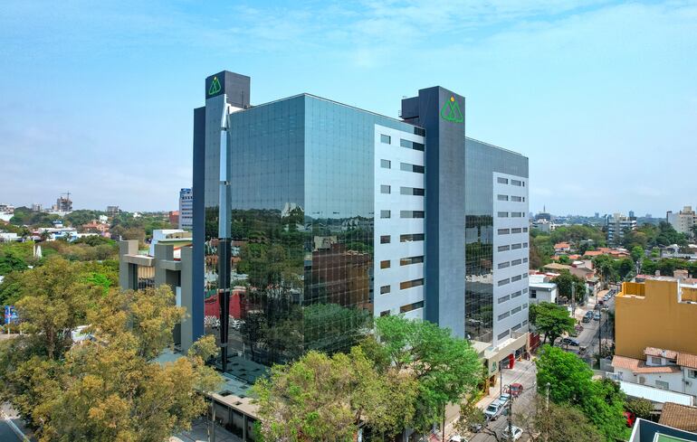 El nuevo edificio corporativo que se suma a un estratégico eje de la ciudad, cuenta con tecnología de punta. Tiene capacidad de estacionamiento para 310 vehículos.