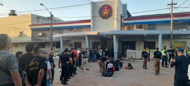 Agentes penitenciarios formaron fila para ingresar a Tacumbú, pasando por un cateo estricto.