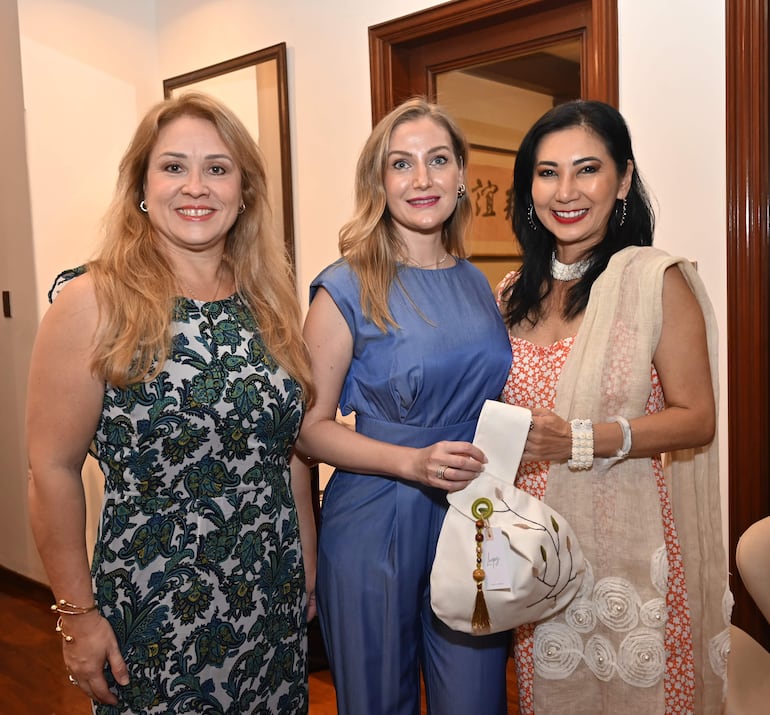 Celina Lezcano, Mara Céspedes y Silvia Morimoto. 