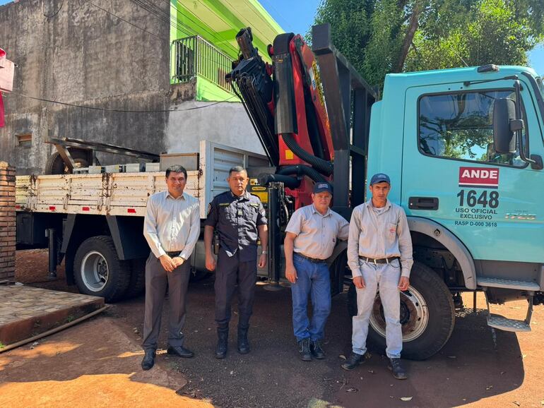 Los funcionarios cargaron en un camión de la ANDE las máquinas para trasladarlas a la capital.