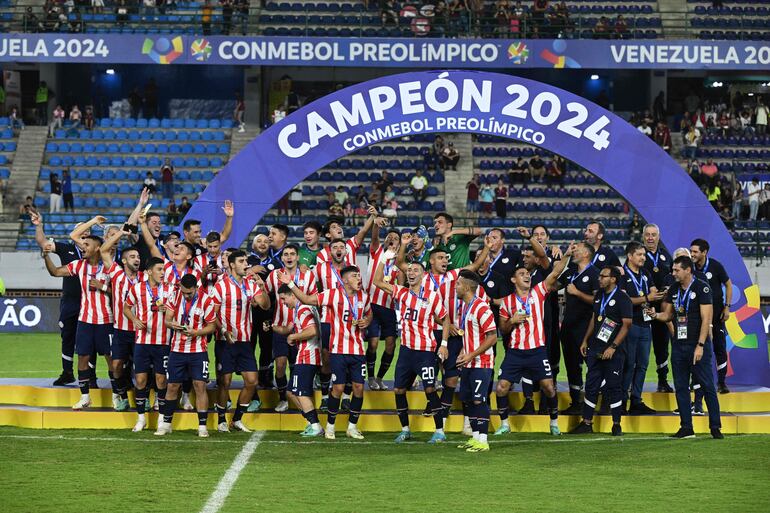 Los jugadores de Paraguay celebran la clasificación a Los Juegos Olímpicos París 2024 y la consagración de campeón del Preolímpico 2024 en el estadio Nacional Brígido Iriarte, en Caracas, Venezuela.