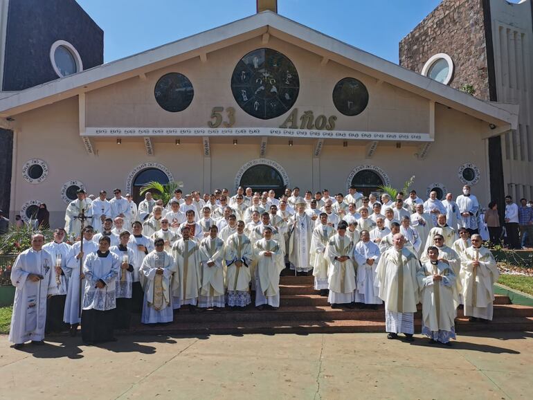 El obispo saliente, Monseñor Guillermo Steckling, junto a curas de Alto Paraná y Canindeyú. 