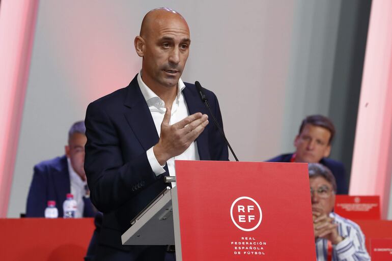 Luis Rubiales, el presidente de la Real Federación Española de Fútbol, en la Asamblea General de dicho organismo en la que ha anunciado que no dimitirá de su cargo tras la polémica por el beso que dio a la futbolista Jenni Hermoso.