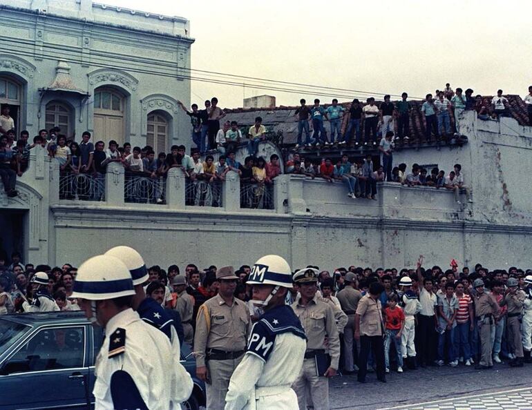 Ciudadanía agolpada frente al Palacio de López tras la caída de la dictadura el 3 de febrero de 1989.